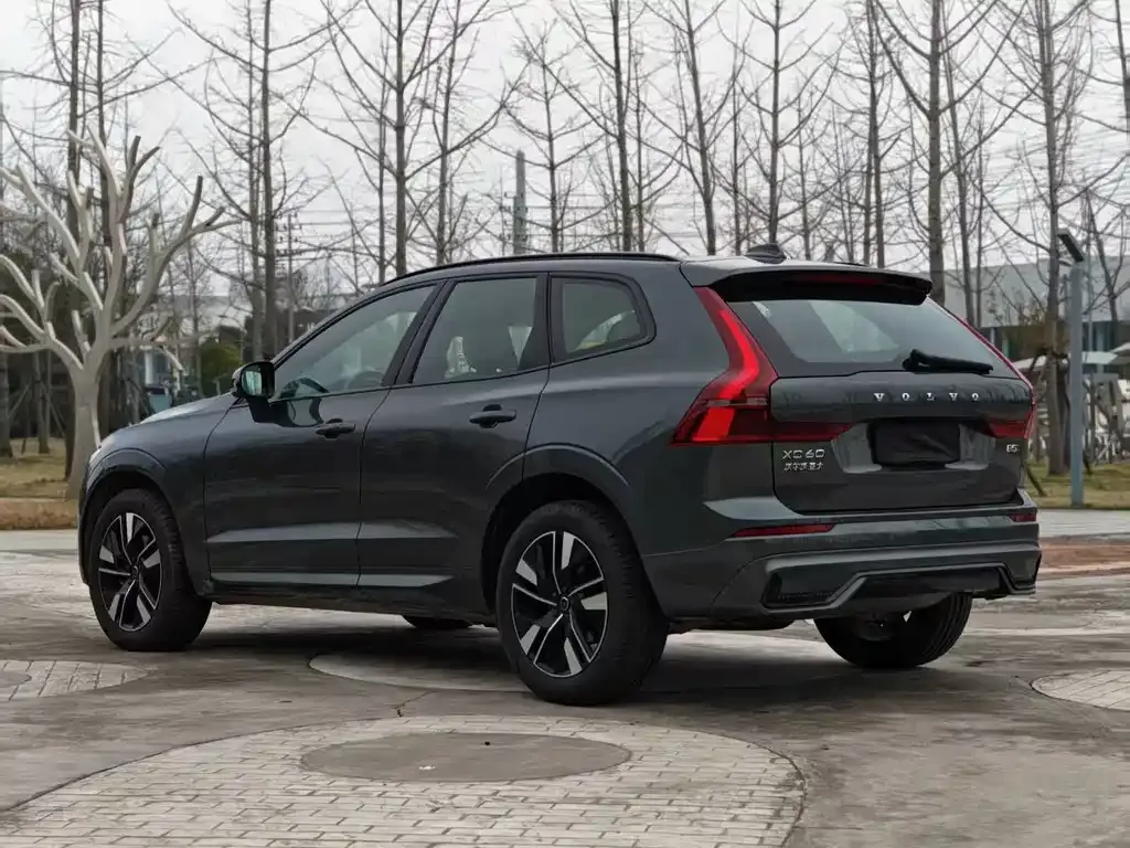 Volvo XC60 — фото 9