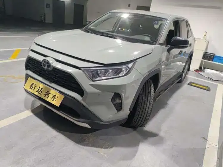 Toyota RAV4 — фото 1