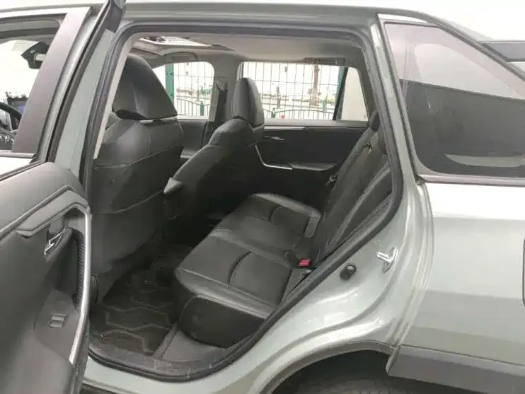 Toyota RAV4 — фото 7