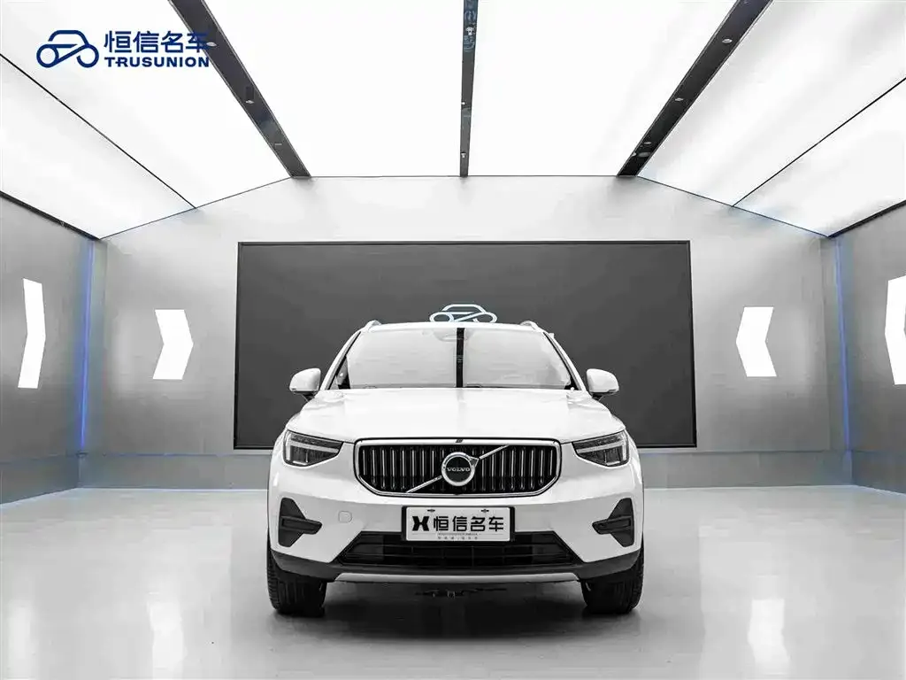 Volvo XC40 — фото 8