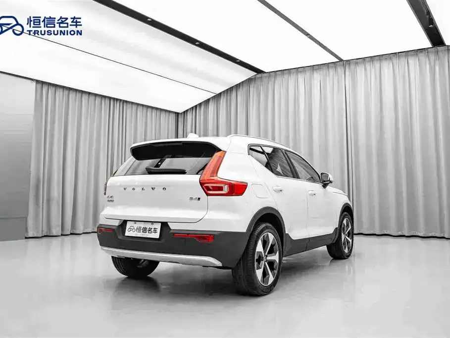 Volvo XC40 — фото 10