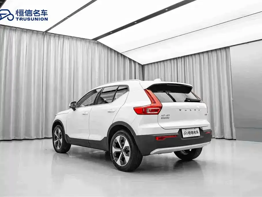 Volvo XC40 — фото 7