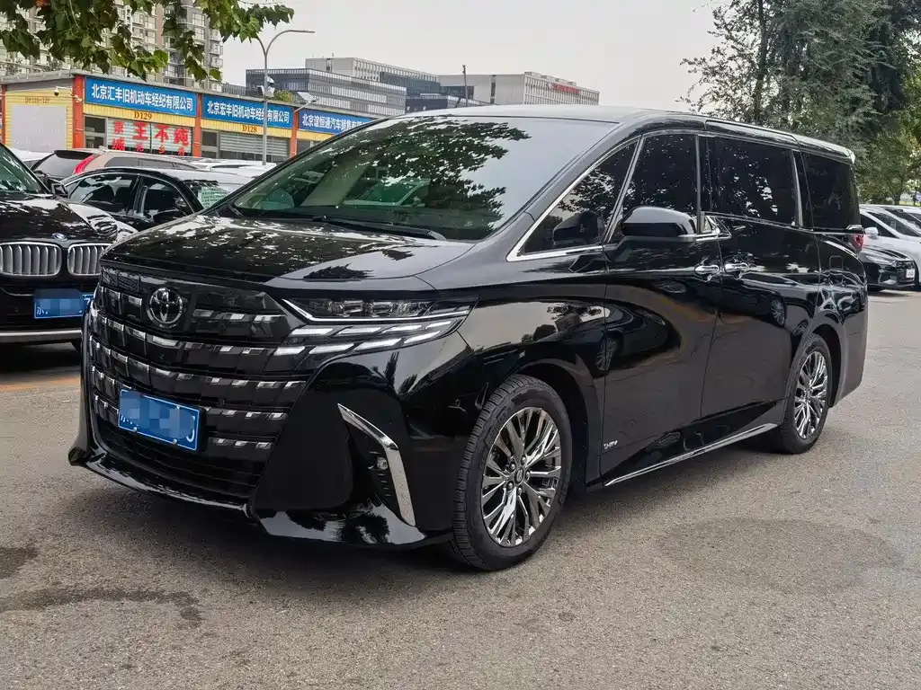 Toyota Alphard — фото 1