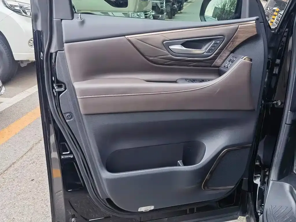 Toyota Alphard — фото 3