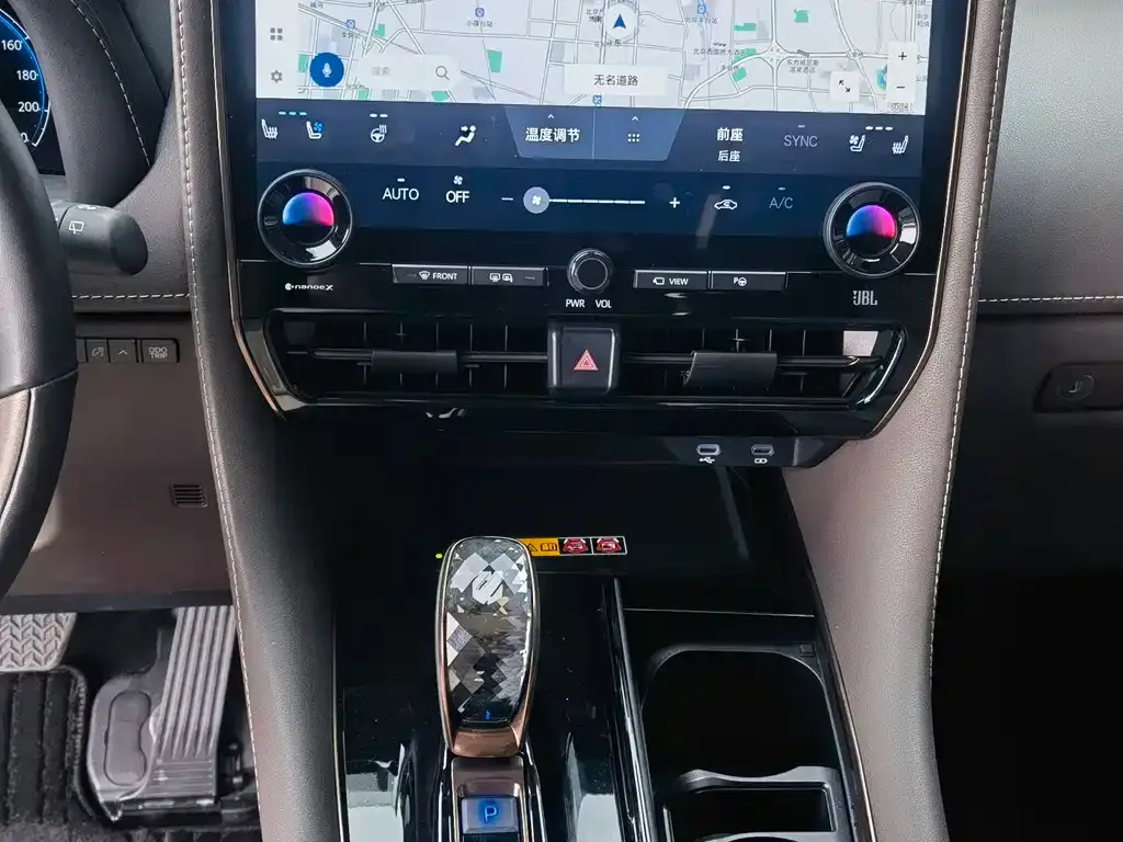 Toyota Alphard — фото 6