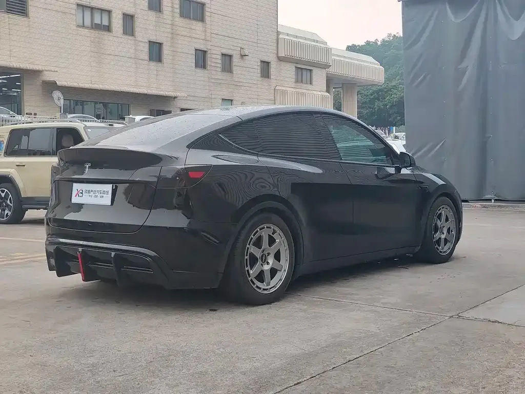 Tesla Model Y — фото 8