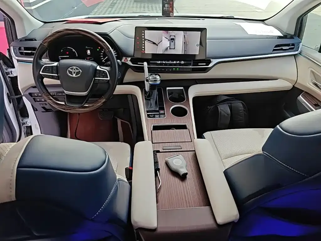 Toyota Sienna — фото 2