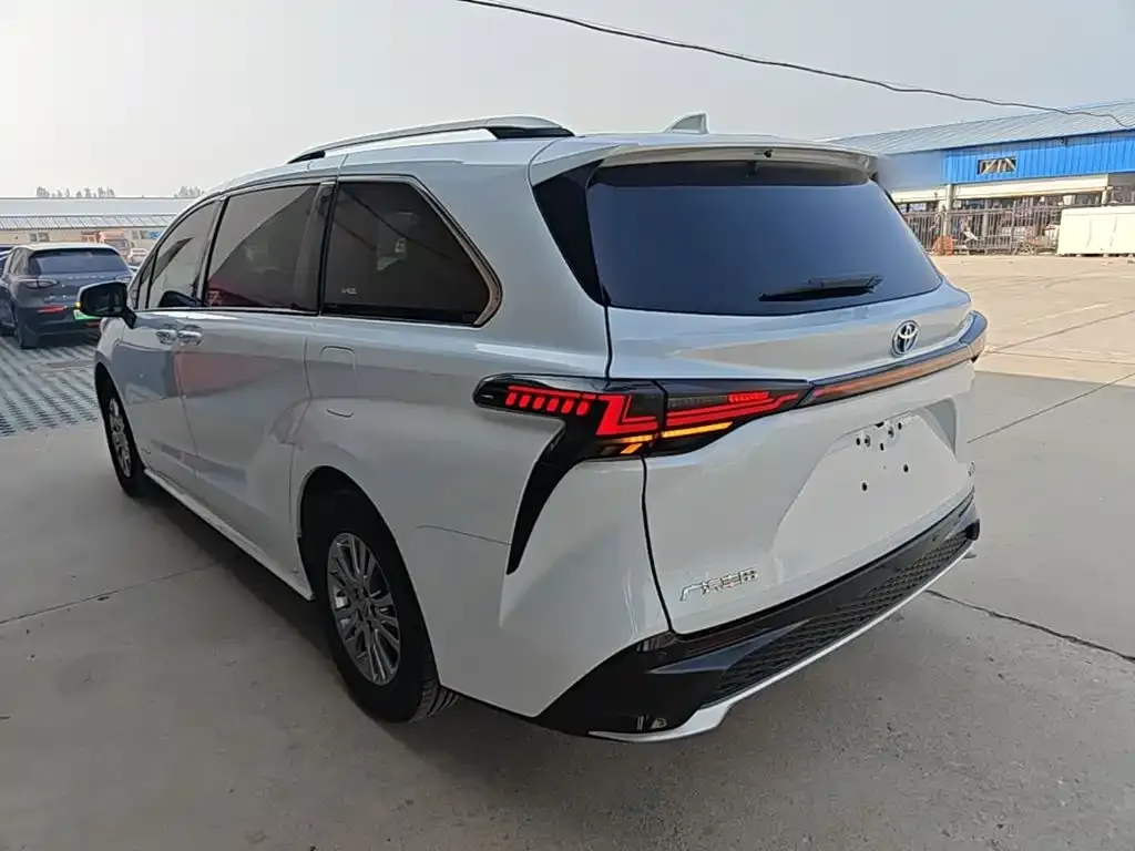 Toyota Sienna — фото 3