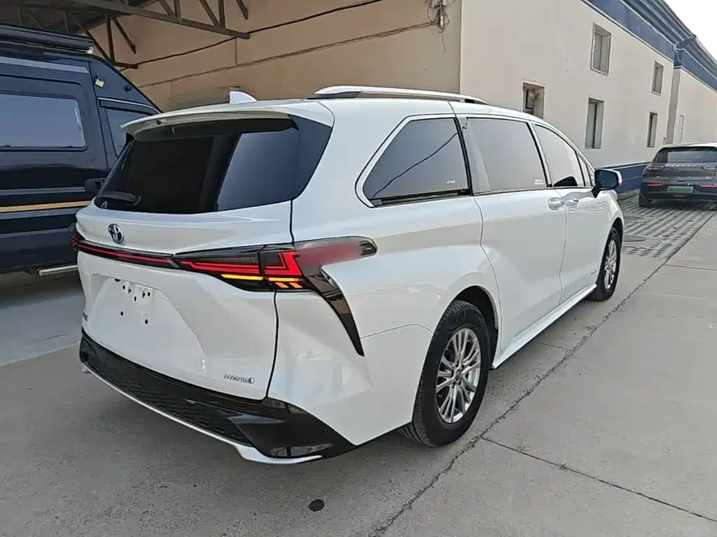 Toyota Sienna — фото 9