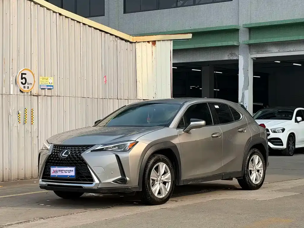 Lexus UX — фото 1