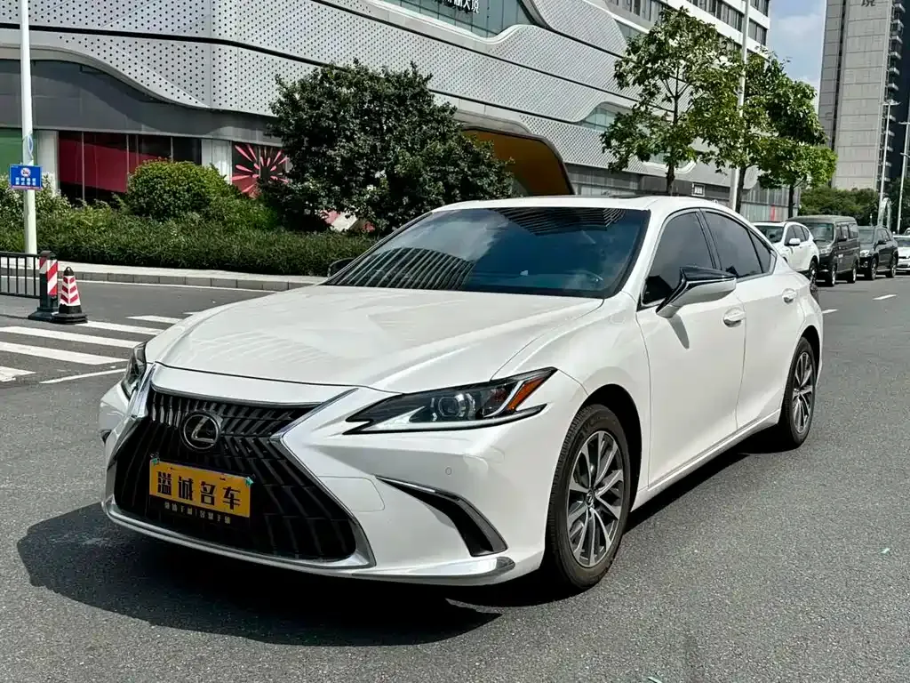 Lexus ES — фото 1