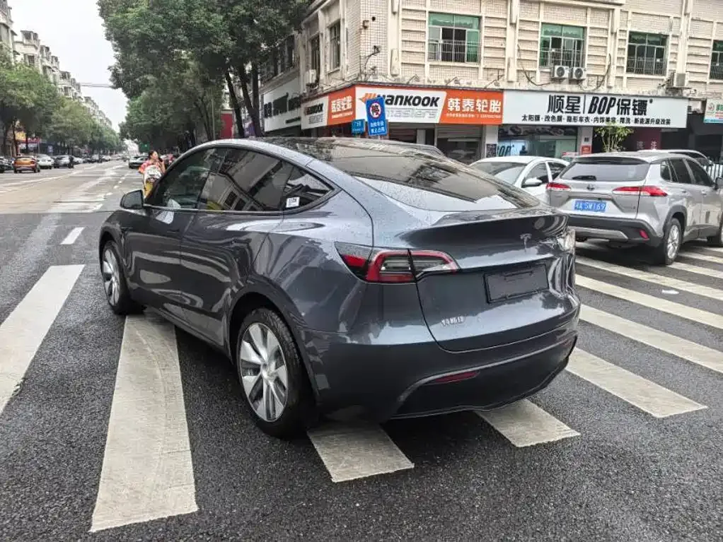 Tesla Model Y — фото 6
