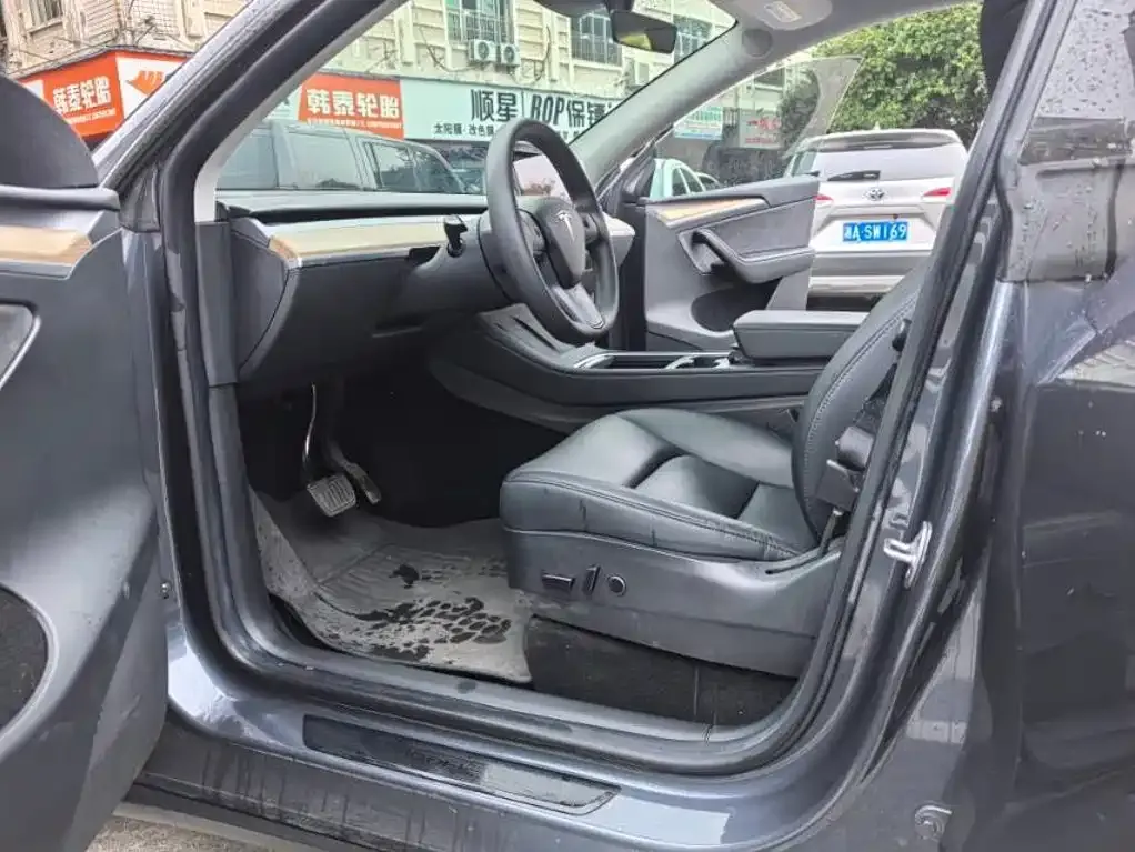 Tesla Model Y — фото 8