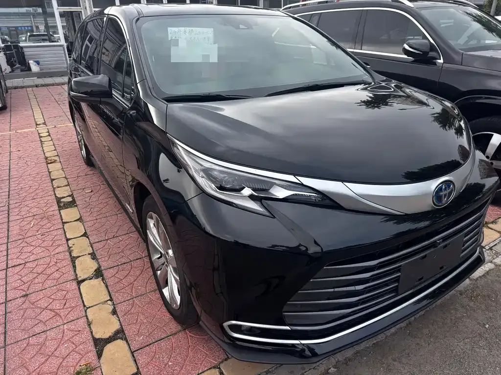 Toyota Sienna — фото 1