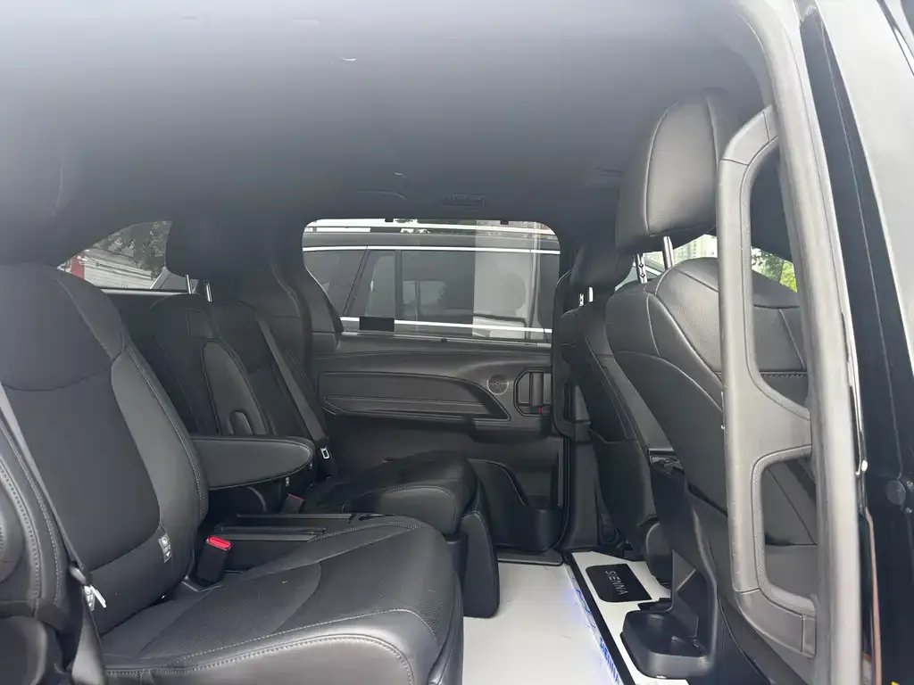 Toyota Sienna — фото 2