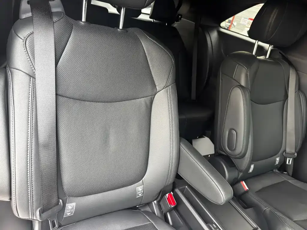 Toyota Sienna — фото 9