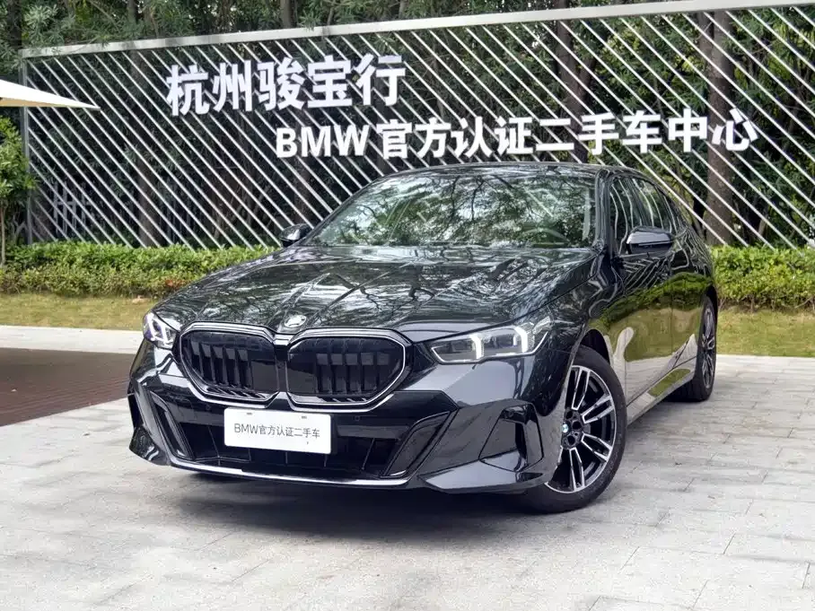 BMW 5 Series — фото 1