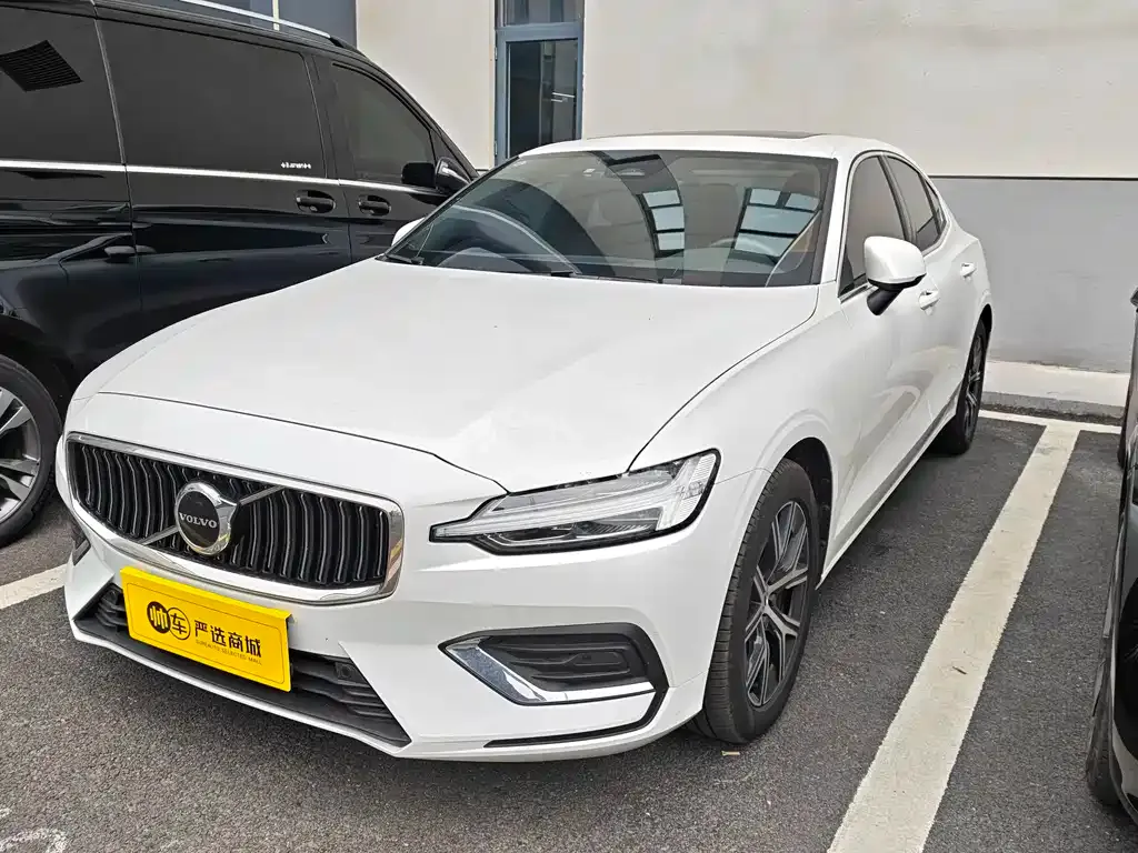 Volvo S60 — фото 1