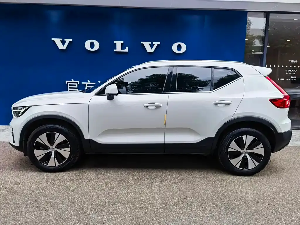 Volvo XC40 — фото 10