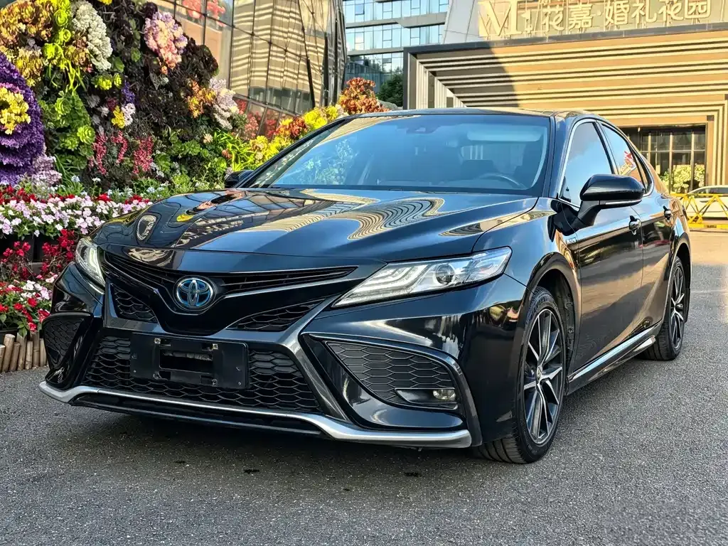 Toyota Camry — фото 1