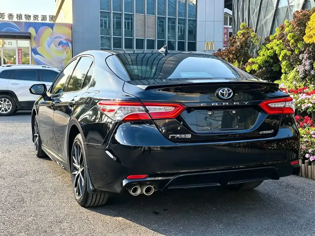 Toyota Camry — фото 9