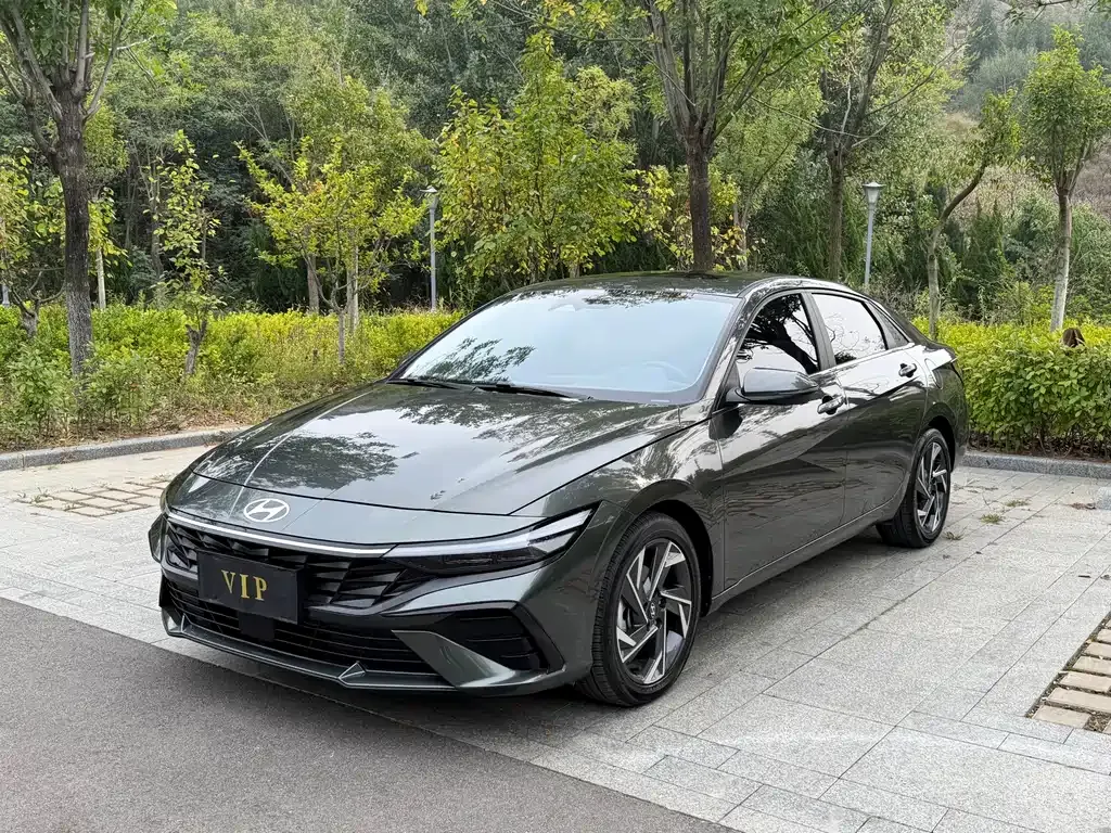 Hyundai Elantra — фото 1