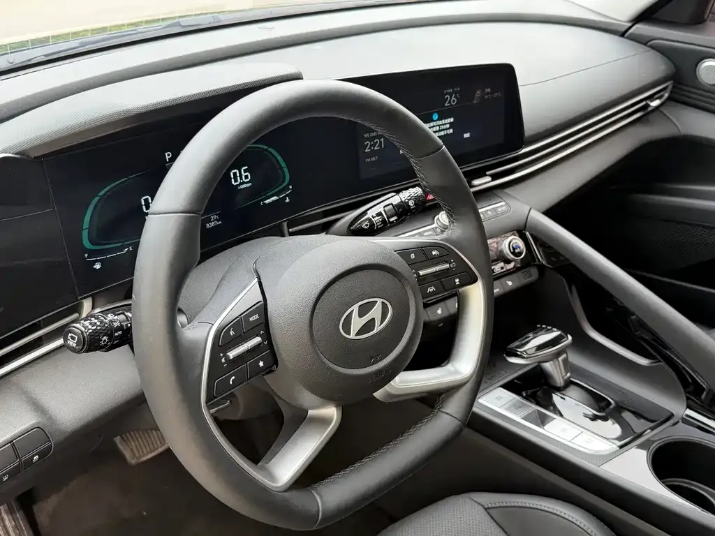 Hyundai Elantra — фото 4