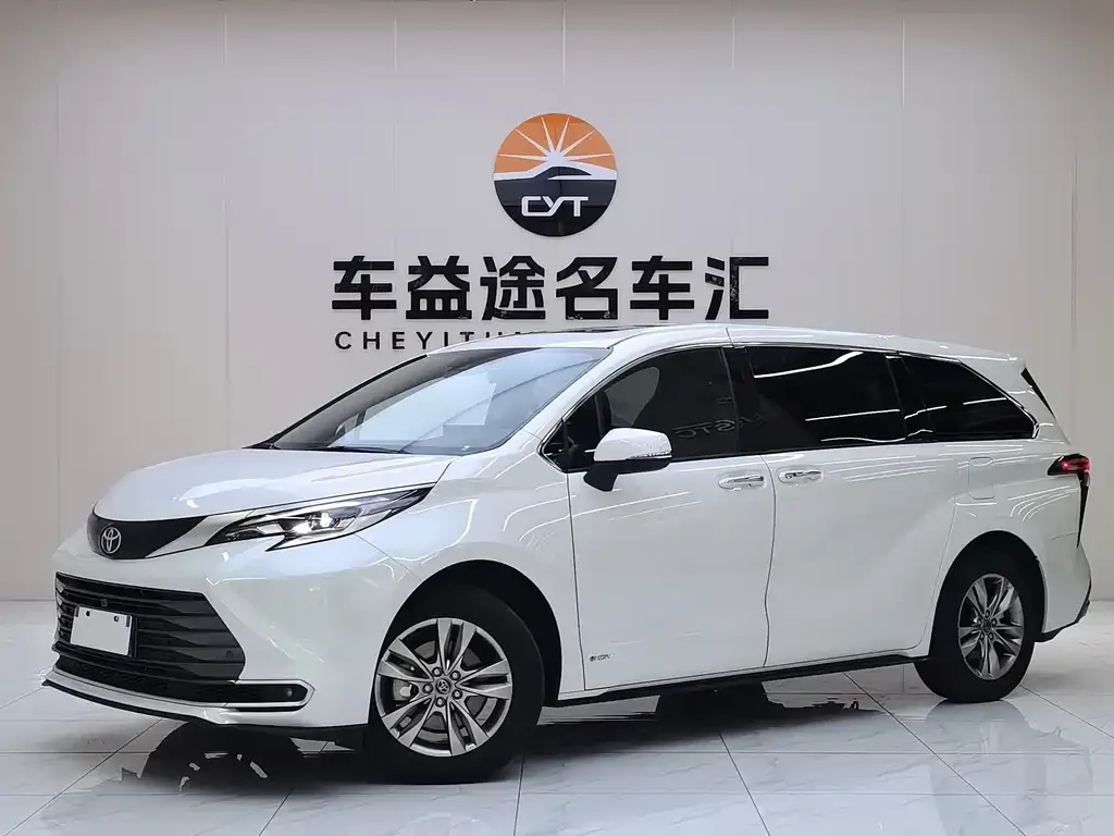 Toyota Sienna — фото 1