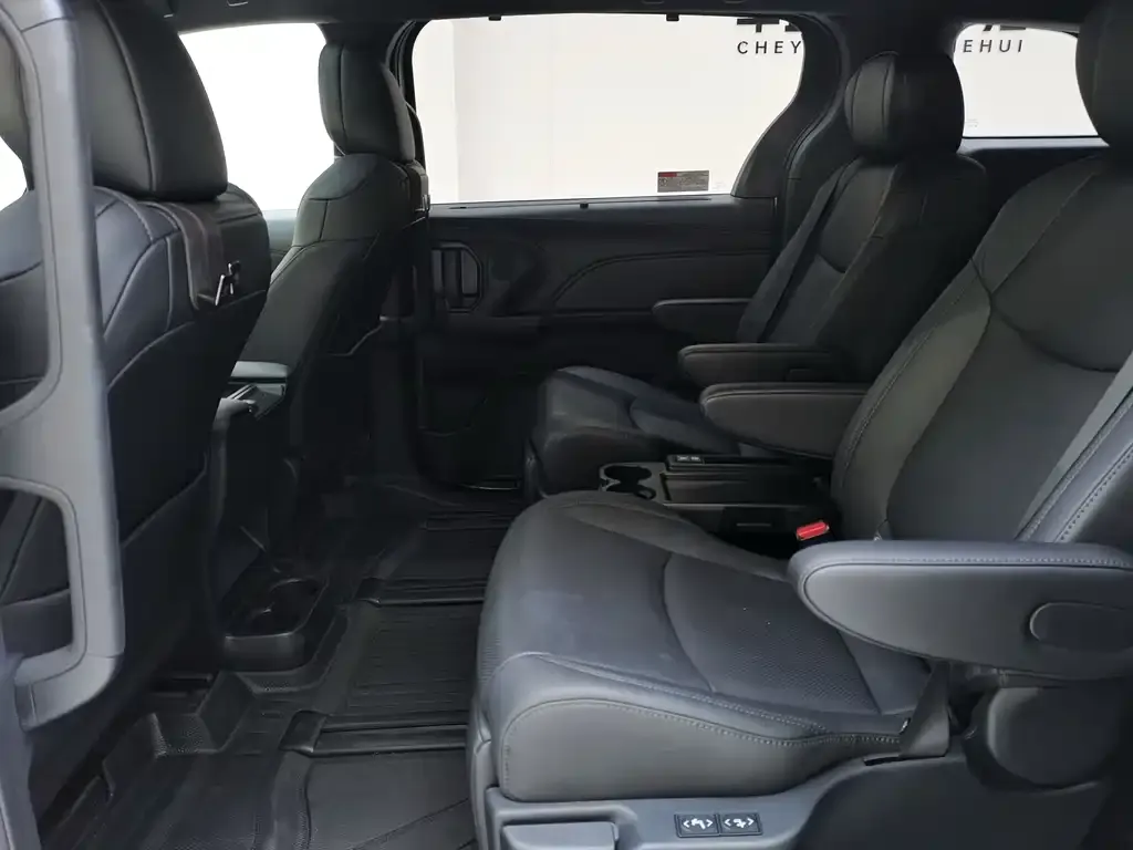 Toyota Sienna — фото 2