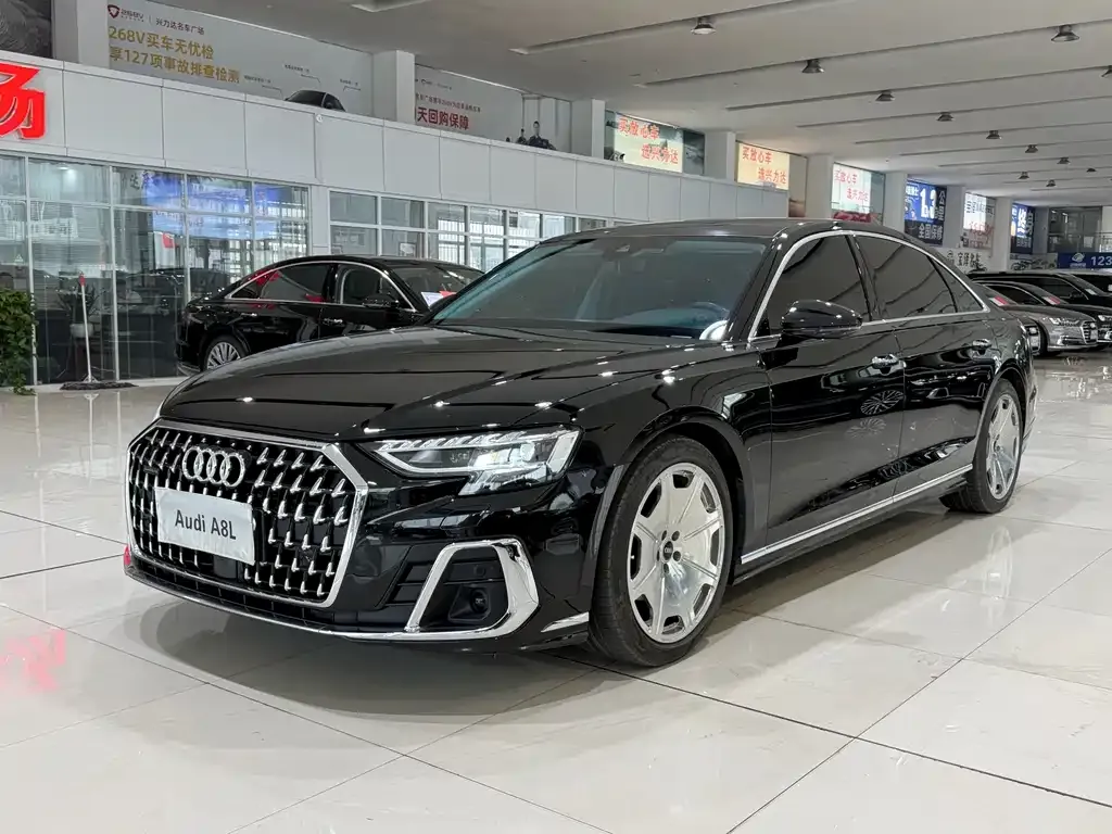 Audi A8 — фото 1