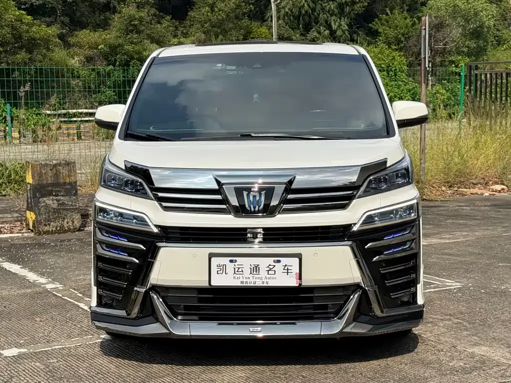 Toyota Vellfire — фото 1