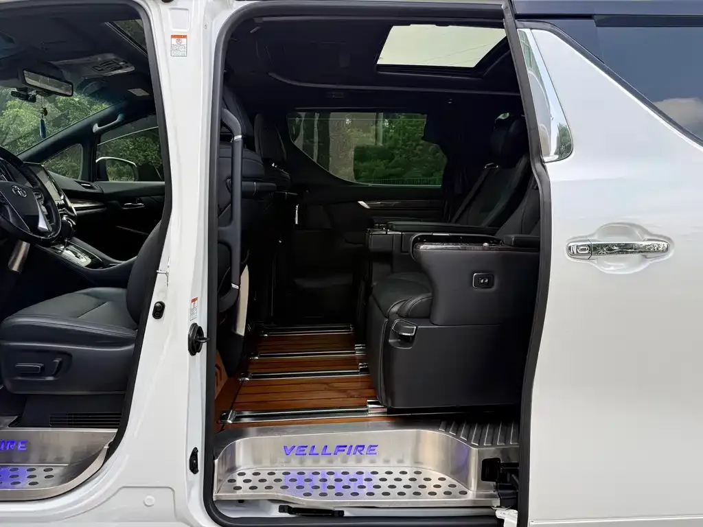 Toyota Vellfire — фото 8