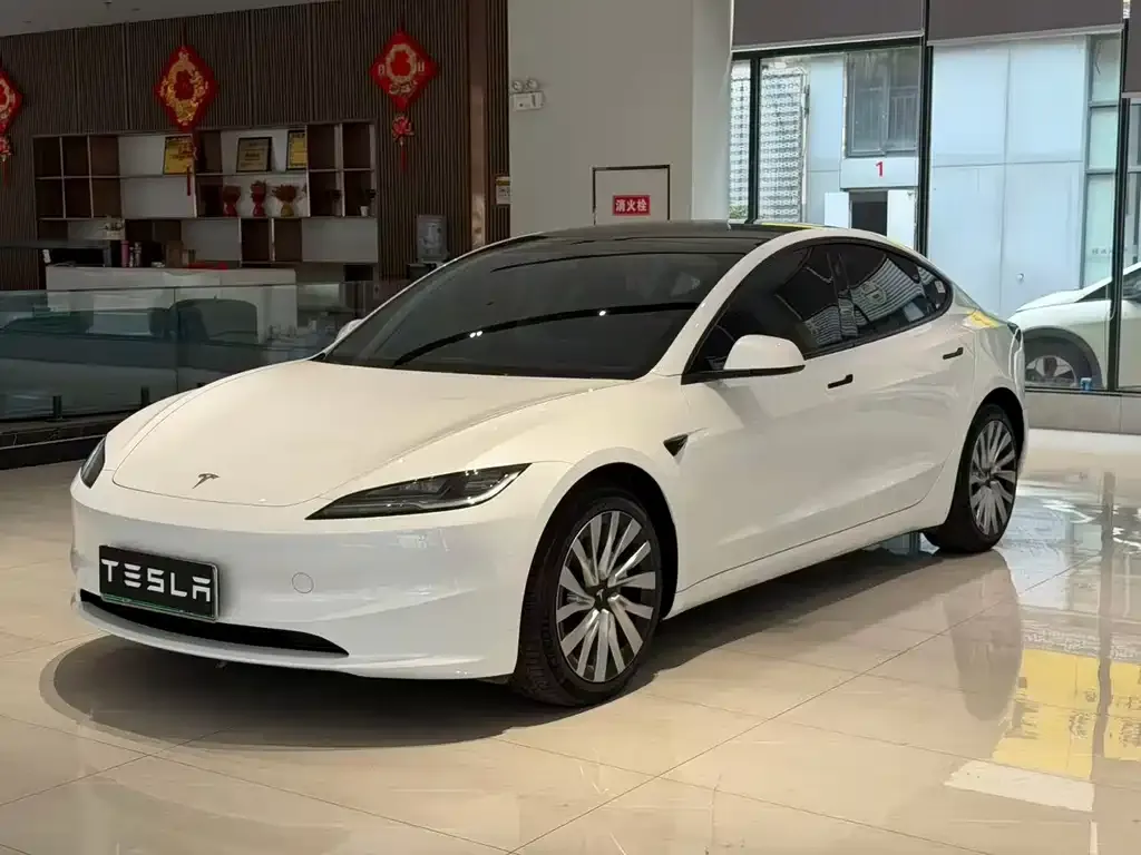 Tesla Model 3 — фото 1