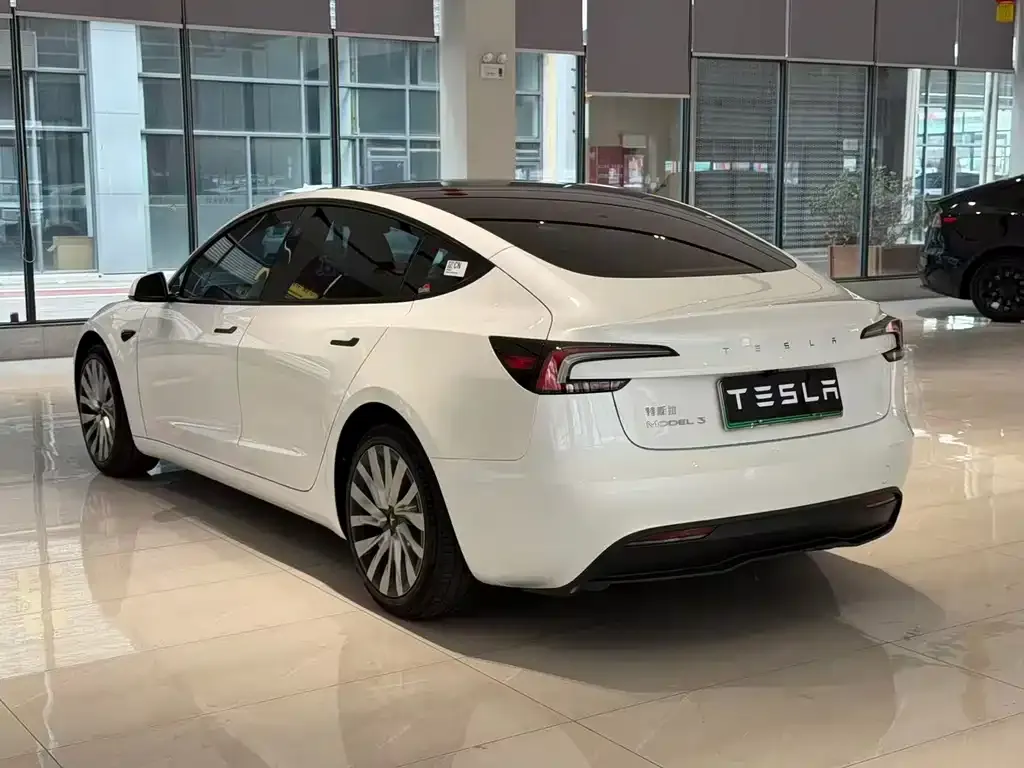 Tesla Model 3 — фото 3
