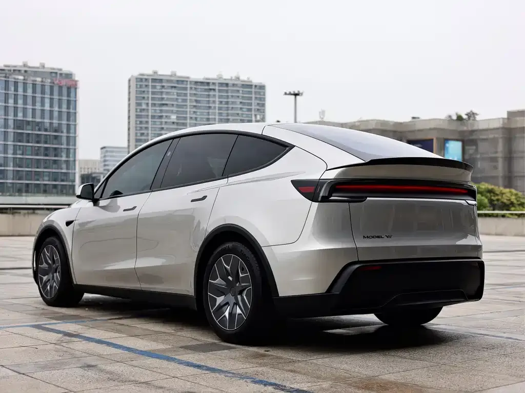 Tesla Model Y L — фото 9
