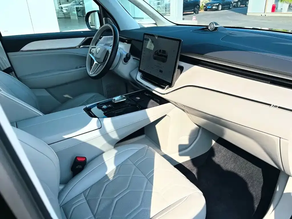 Volvo EM90 — фото 2