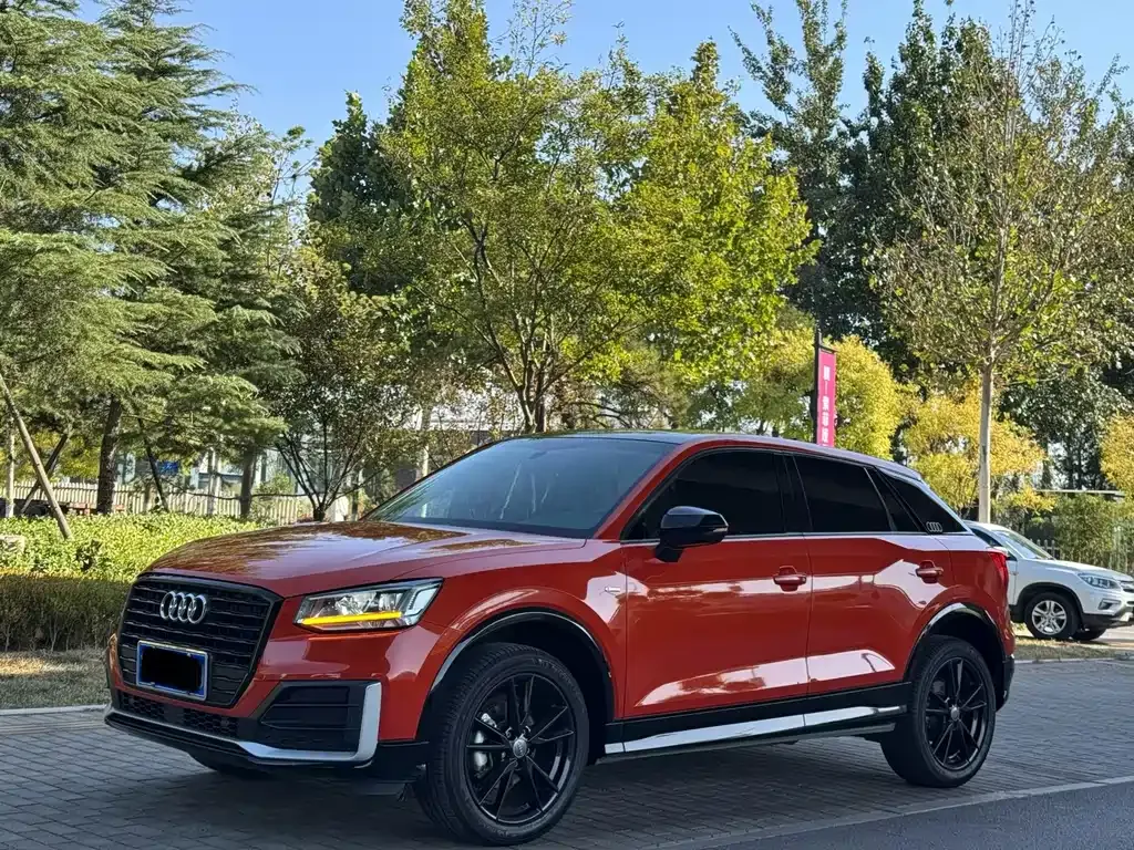 Audi Q2L — фото 1
