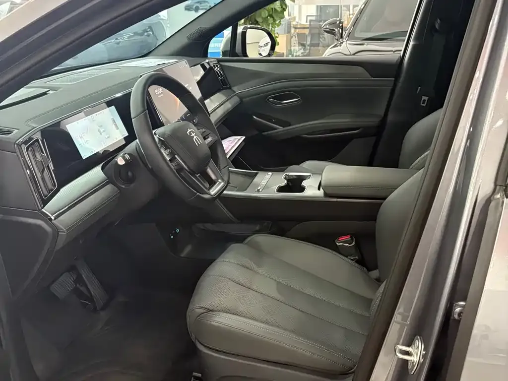 BYD L DM-i — фото 4