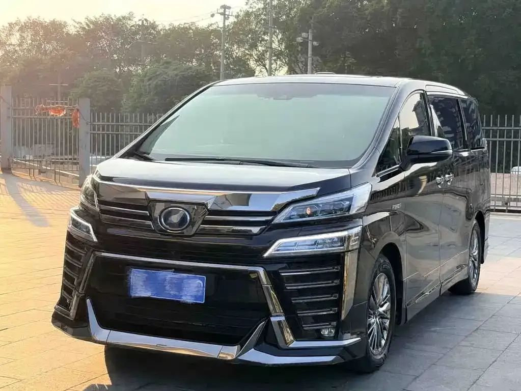 Toyota Vellfire — фото 1