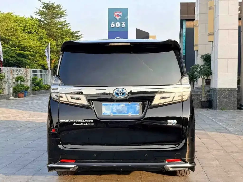 Toyota Vellfire — фото 2