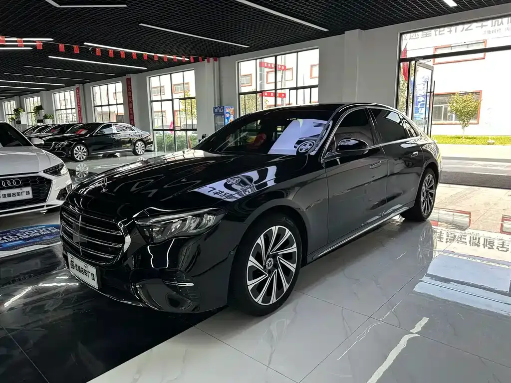Mercedes-Benz E-Class — фото 1