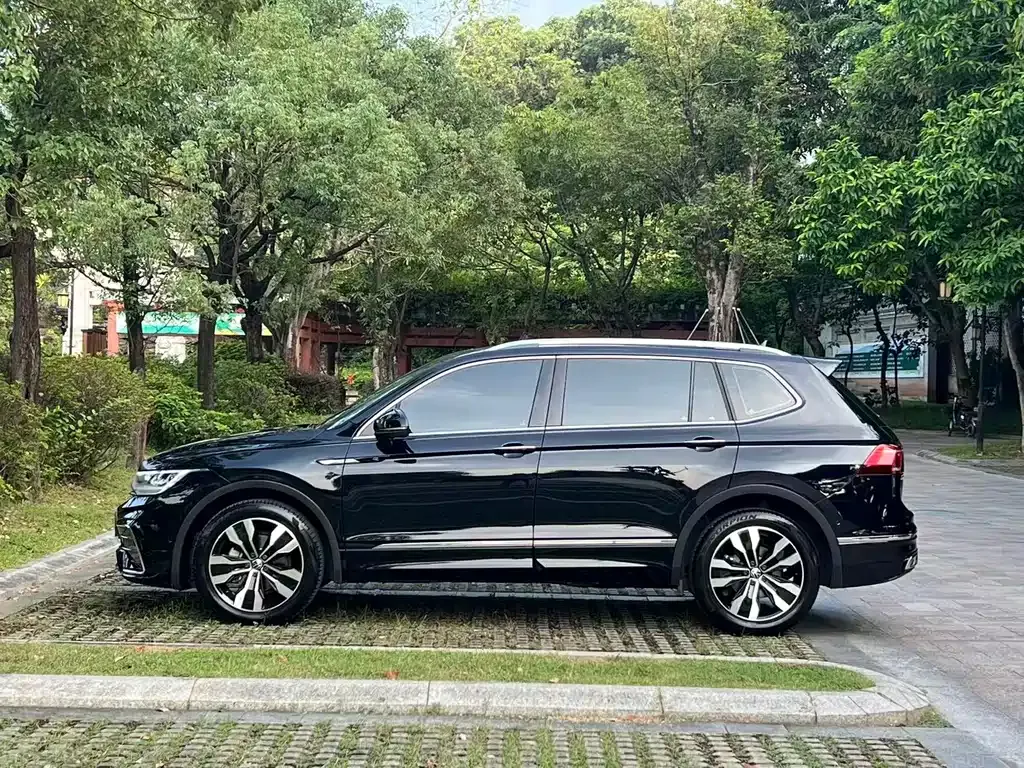 Volkswagen Tiguan L — фото 10