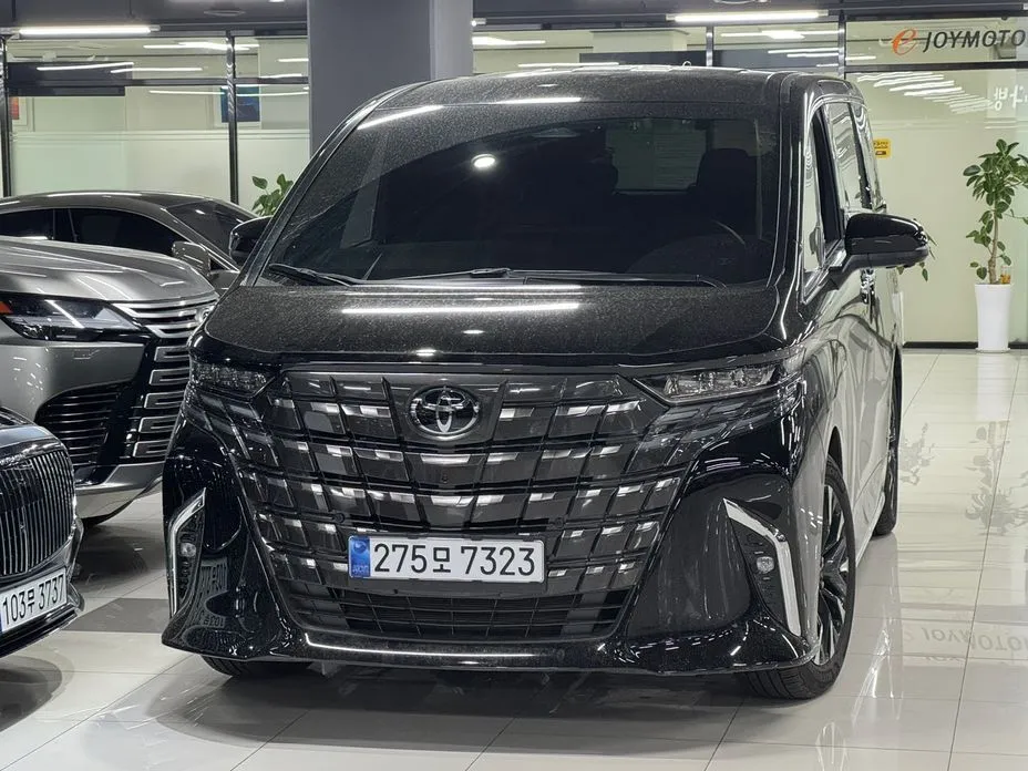 Toyota Alphard — фото 1