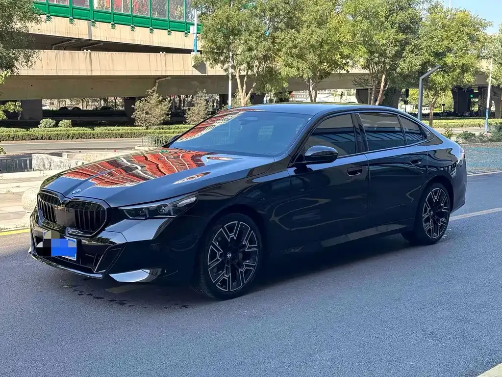 BMW 5 Series — фото 1