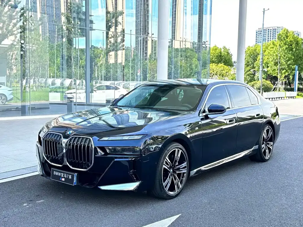 BMW 7 Series — фото 1