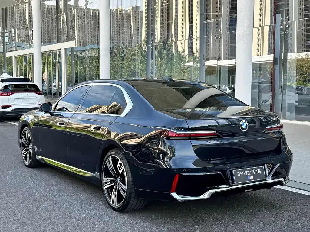 BMW 7 Series — фото 10