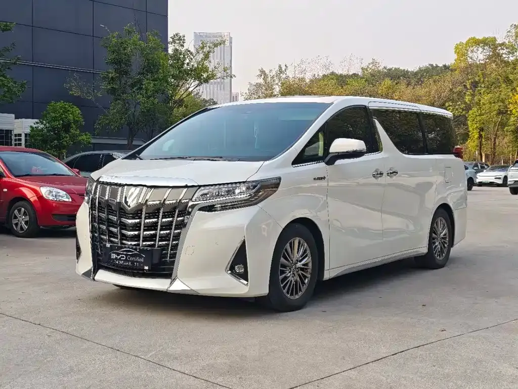 Toyota Alphard — фото 1