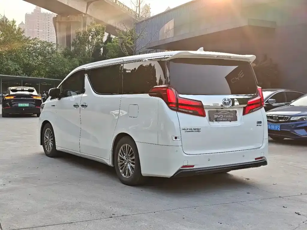 Toyota Alphard — фото 2