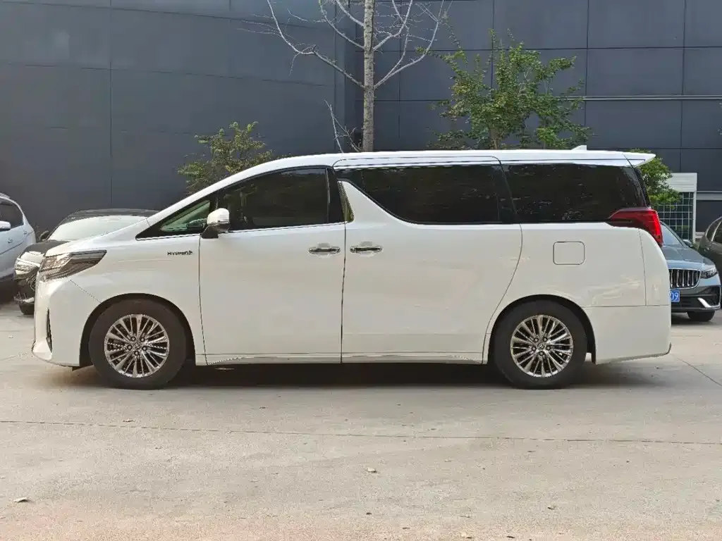 Toyota Alphard — фото 3