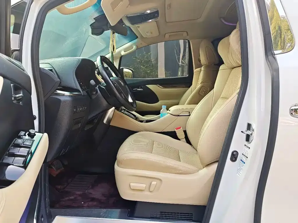 Toyota Alphard — фото 9
